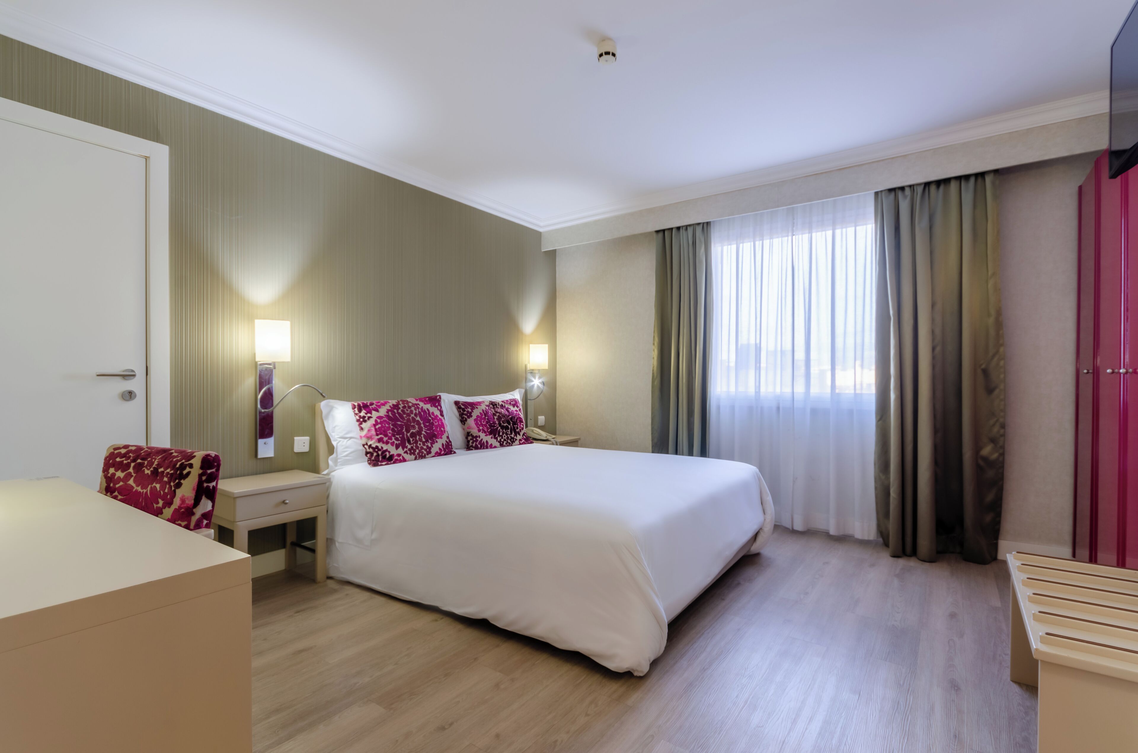 double or twin room | 1 bedroom, minibar, in-room safe, desk