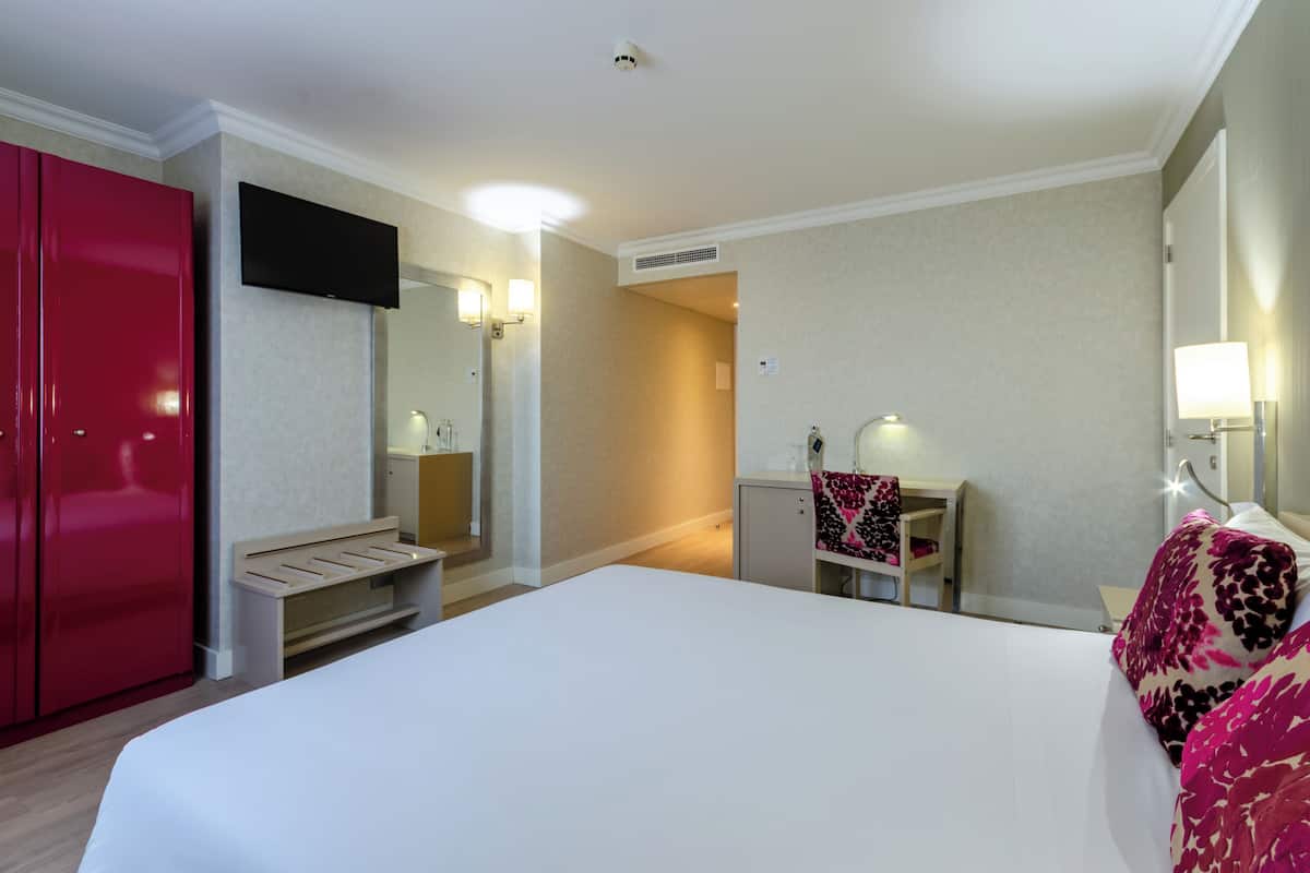 Minibar, caja de seguridad en la habitación y escritorio