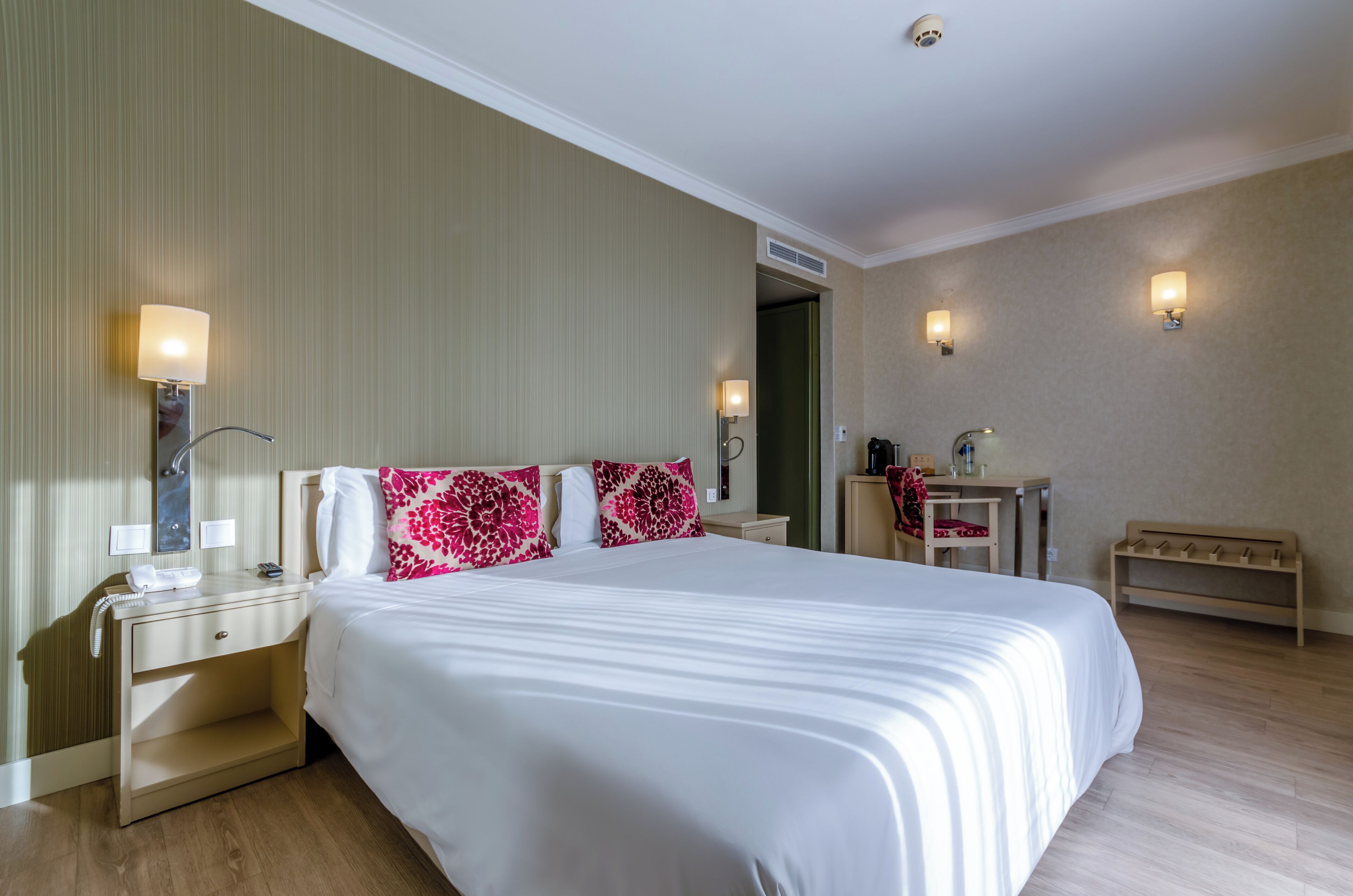 double or twin room | 1 bedroom, minibar, in-room safe, desk