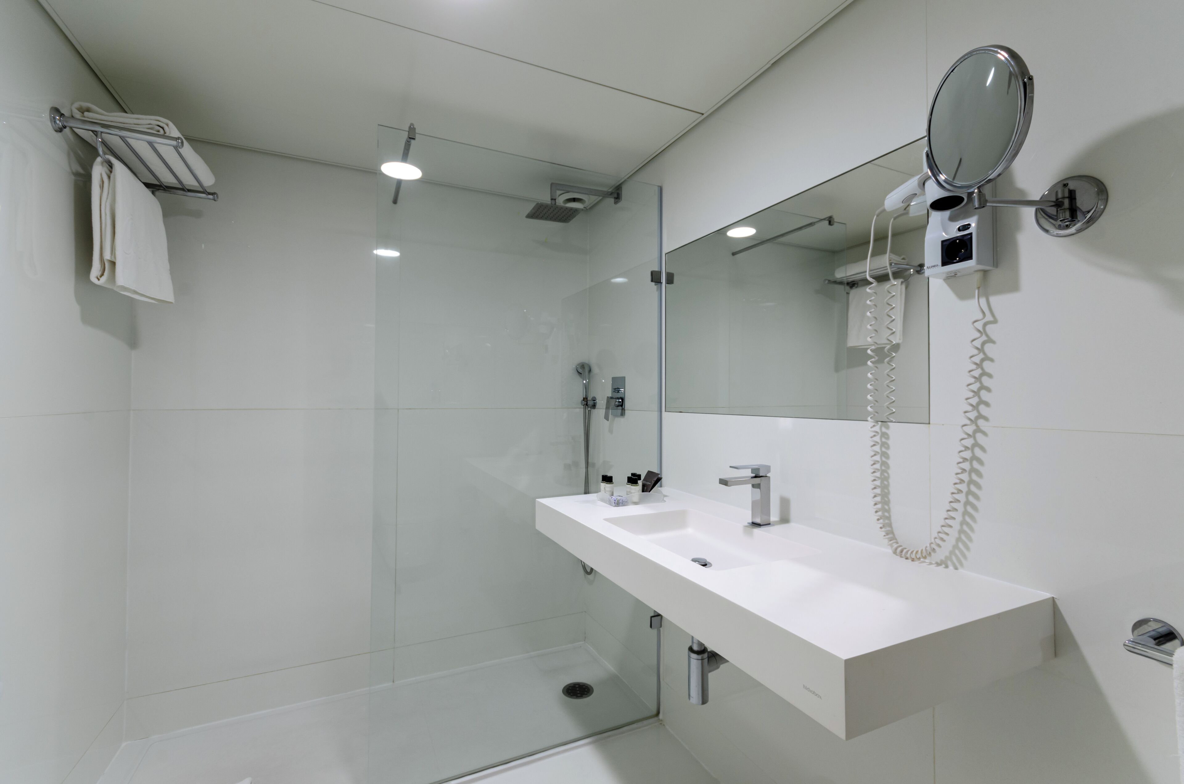 rainfall showerhead, free toiletries, hair dryer, towels