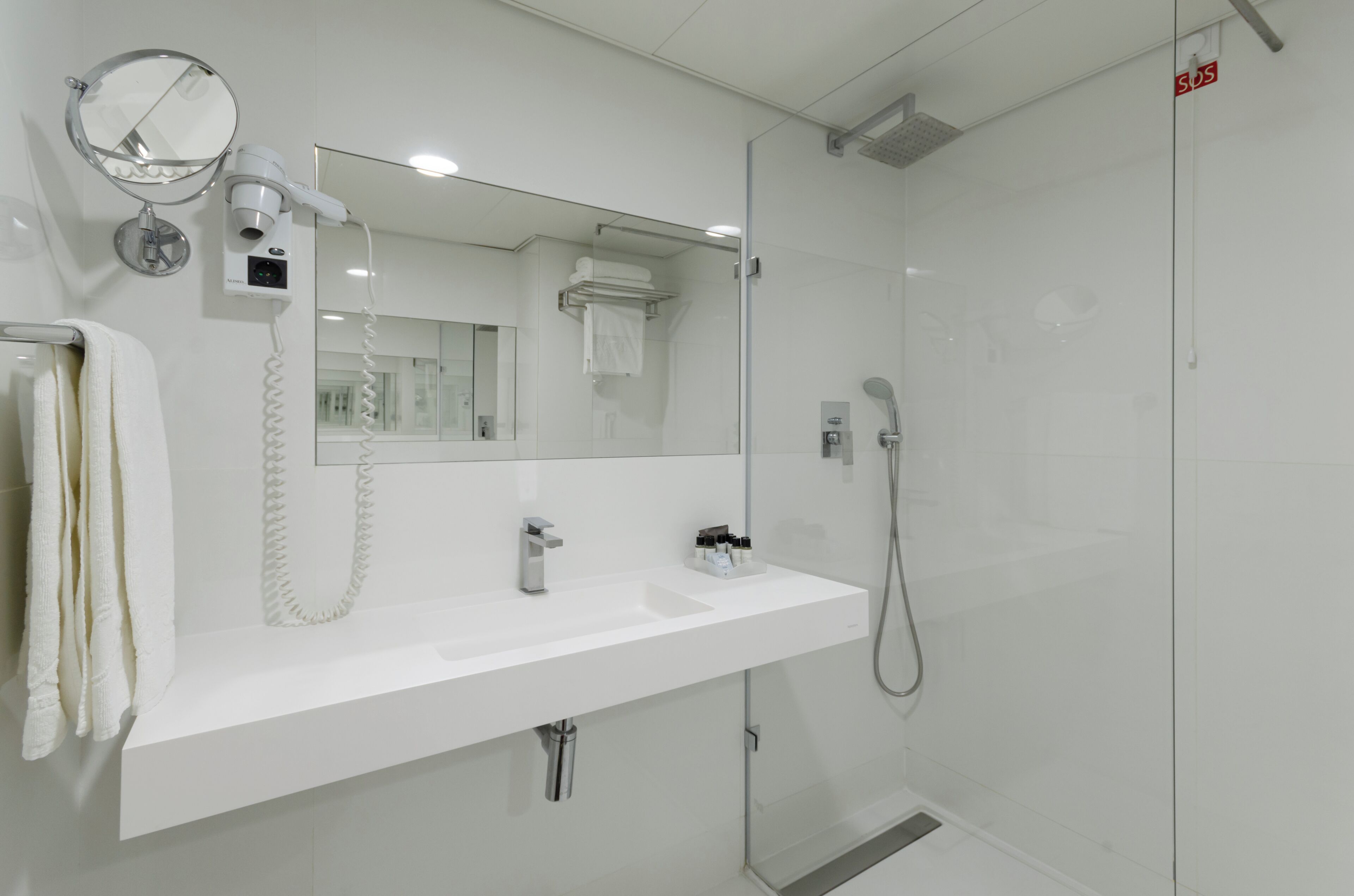 rainfall showerhead, free toiletries, hair dryer, towels