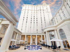 Piscina externa, funciona das 8h às 20h, guarda-sóis, espreguiçadeiras