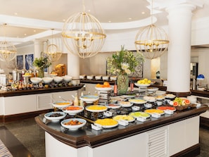 Breakfast and dinner served, international cuisine