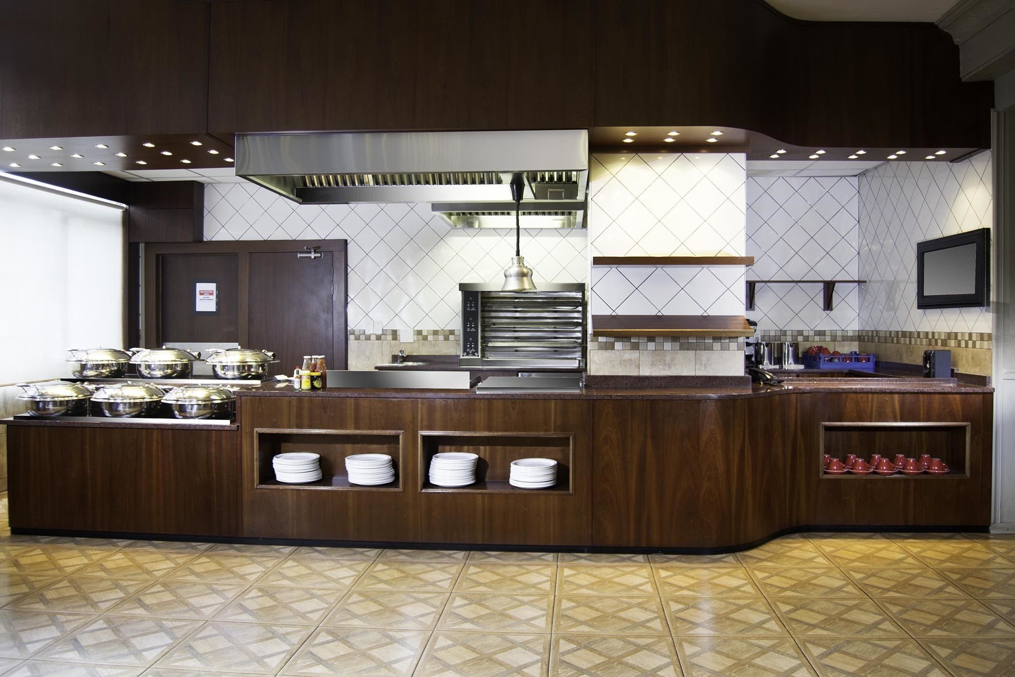 3 restaurants, breakfast, lunch, dinner served; Italian cuisine