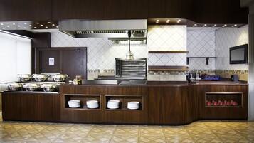 3 restaurants, breakfast, lunch, dinner served; Italian cuisine