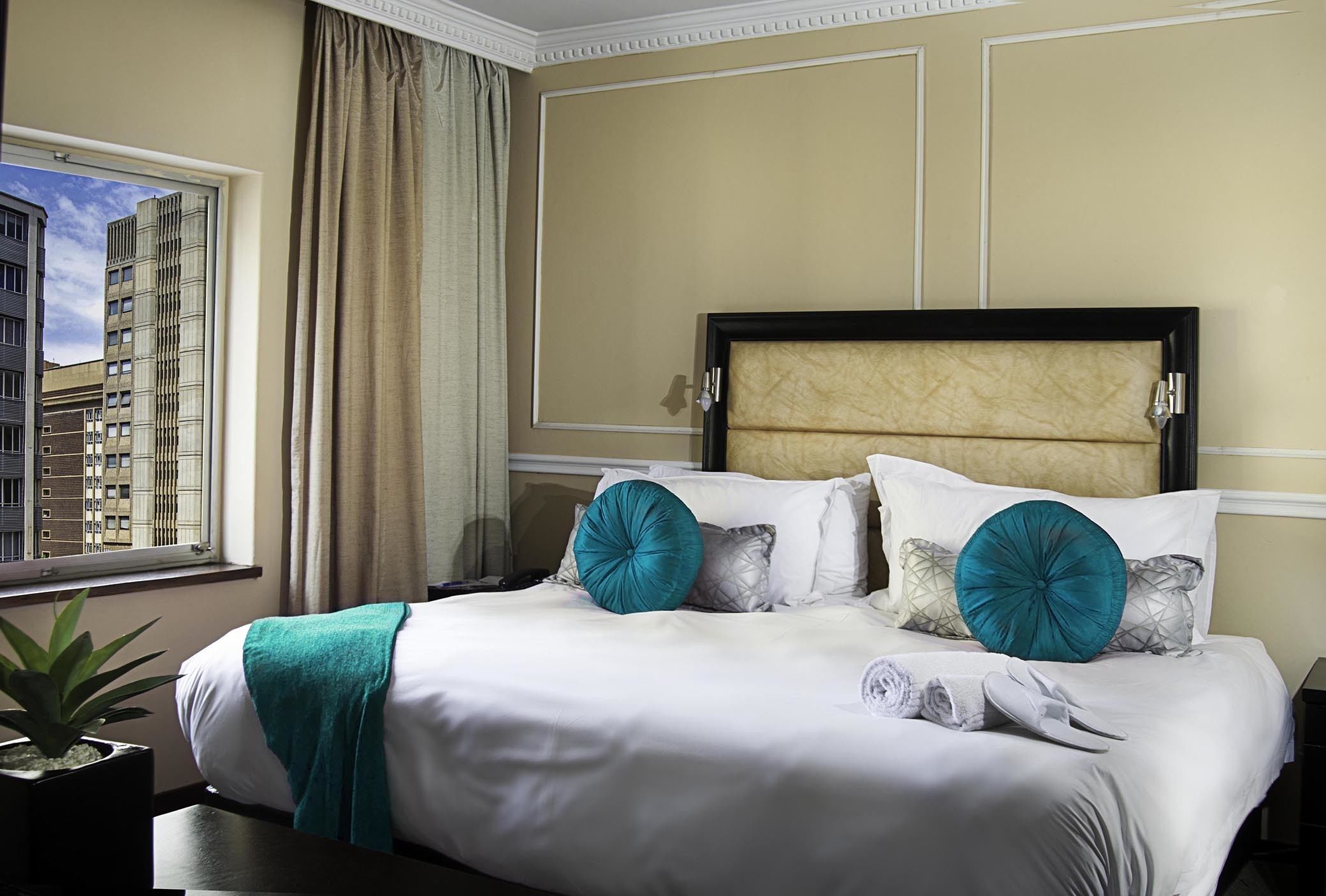 Suite | Desk, iron/ironing board, free WiFi