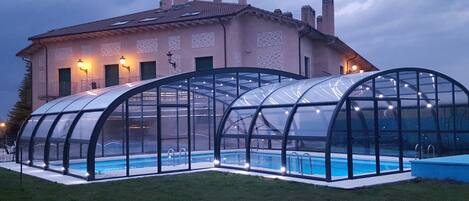 Piscine extérieure, chaises longues