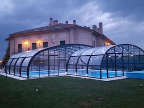 Piscine extérieure, chaises longues