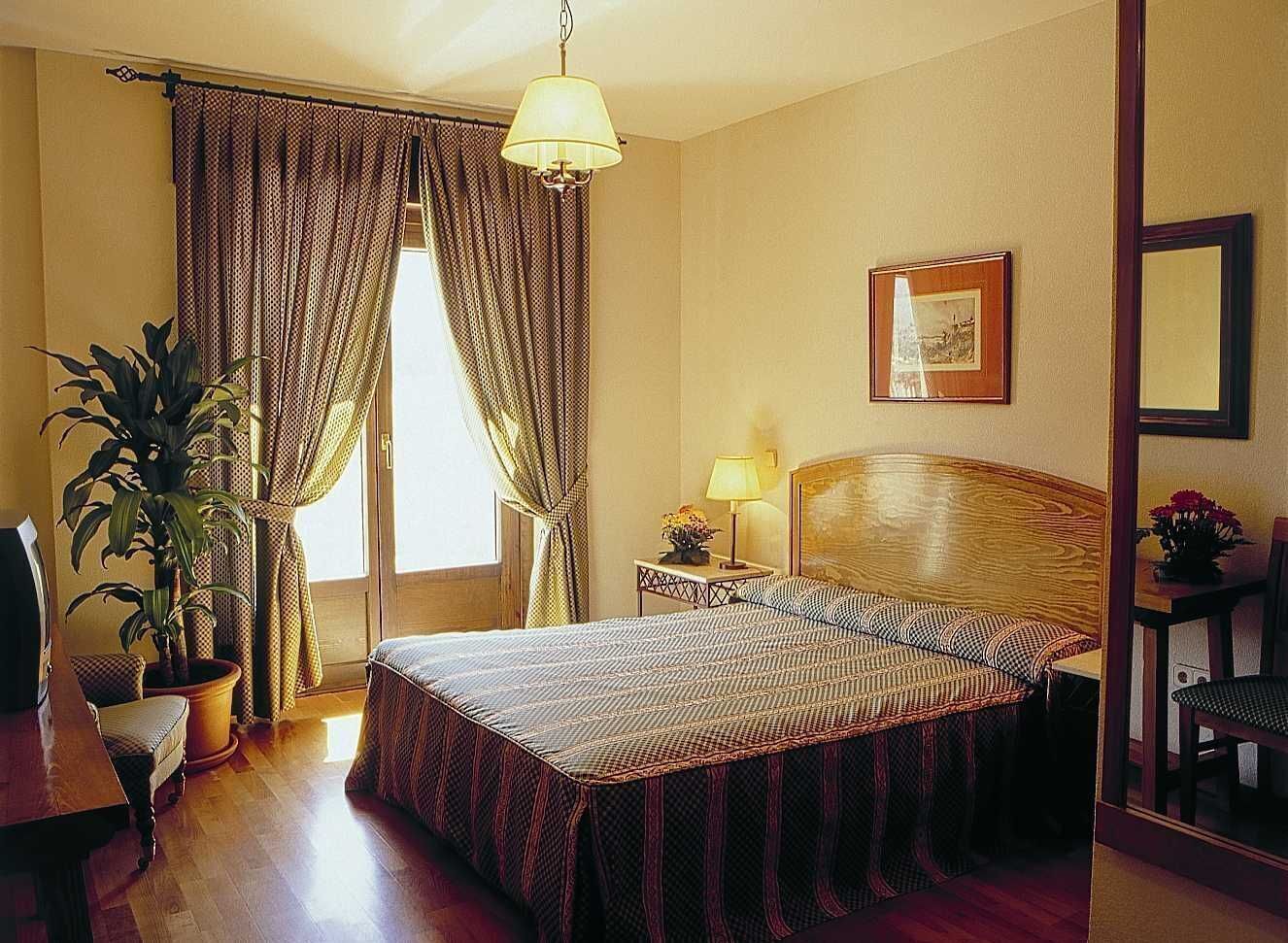 Desk, soundproofing, free WiFi, bed sheets