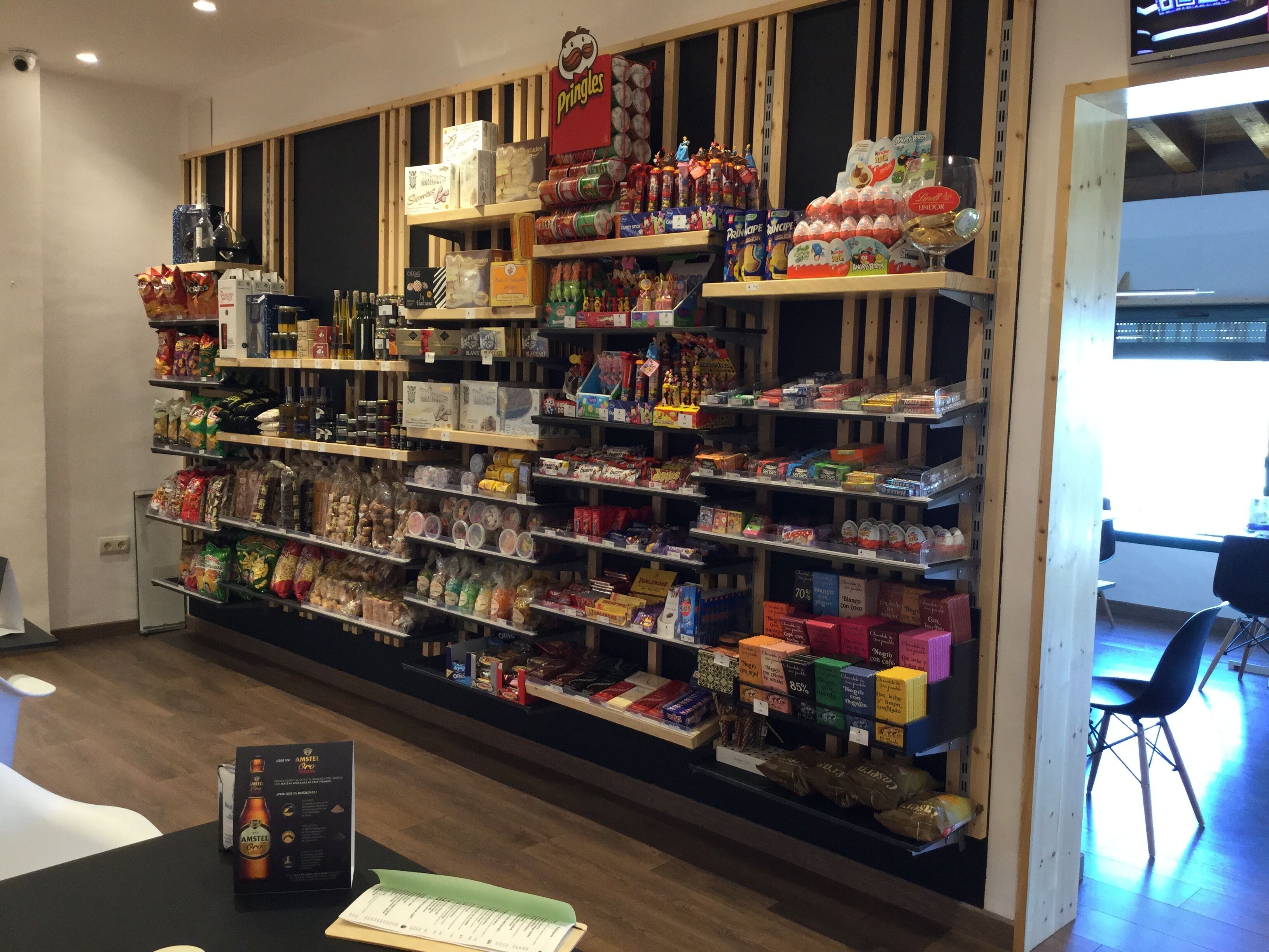 Una amplia selección de snacks y bebidas de diversas marcas y productos.