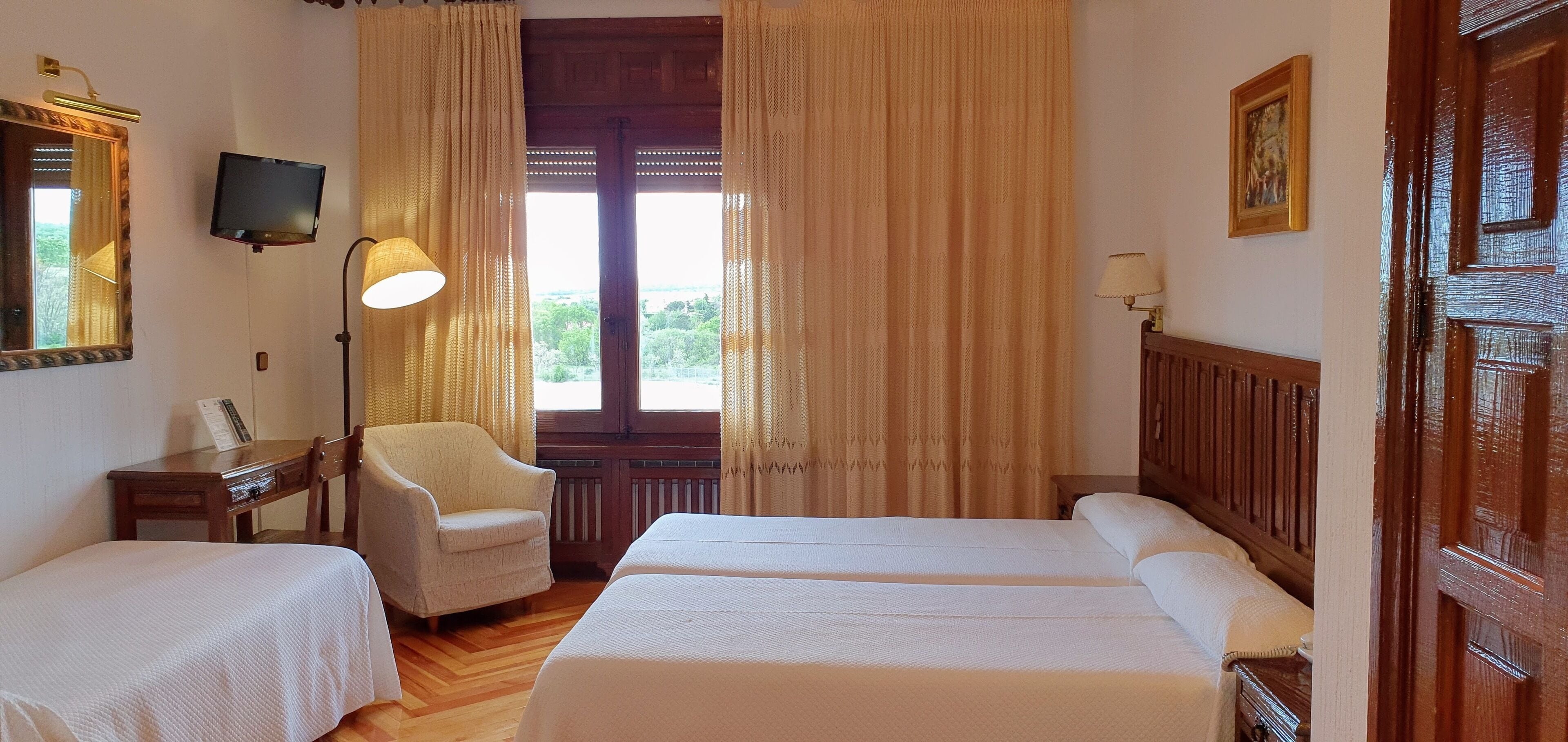 Escritorio, sistema de insonorización, wifi gratis y ropa de cama