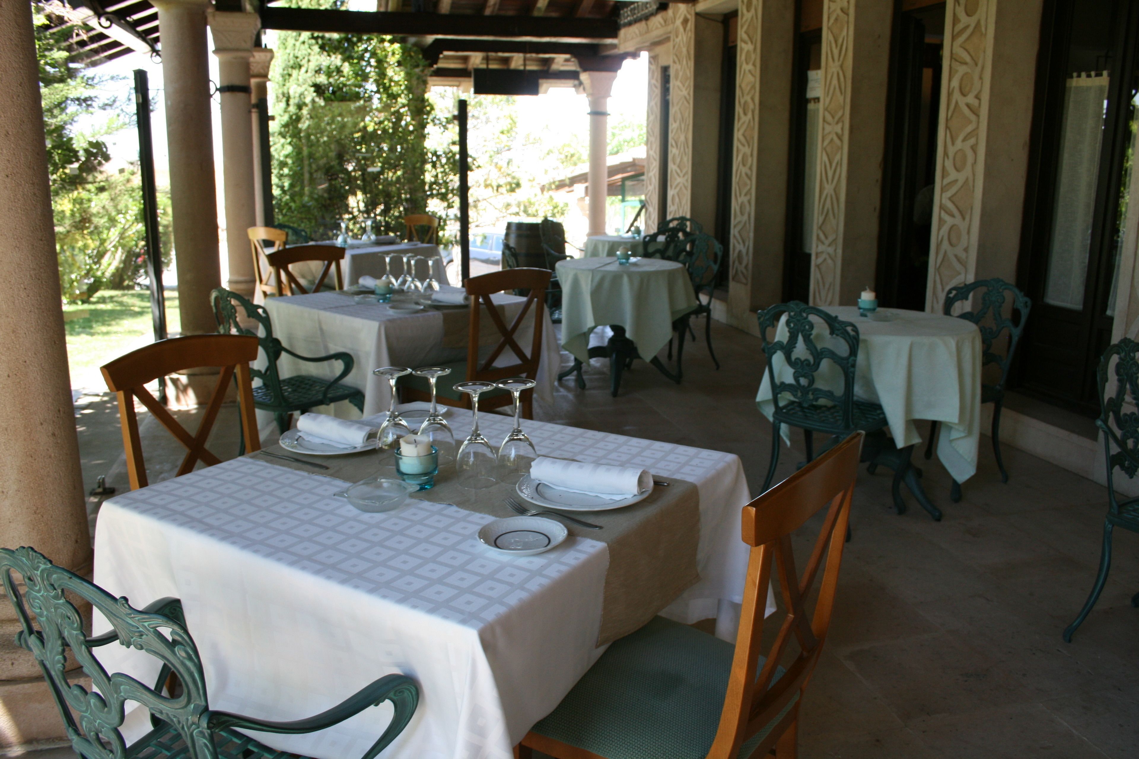 Serveert lunch, diner, Spaanse gerechten, uitzicht op de tuin 