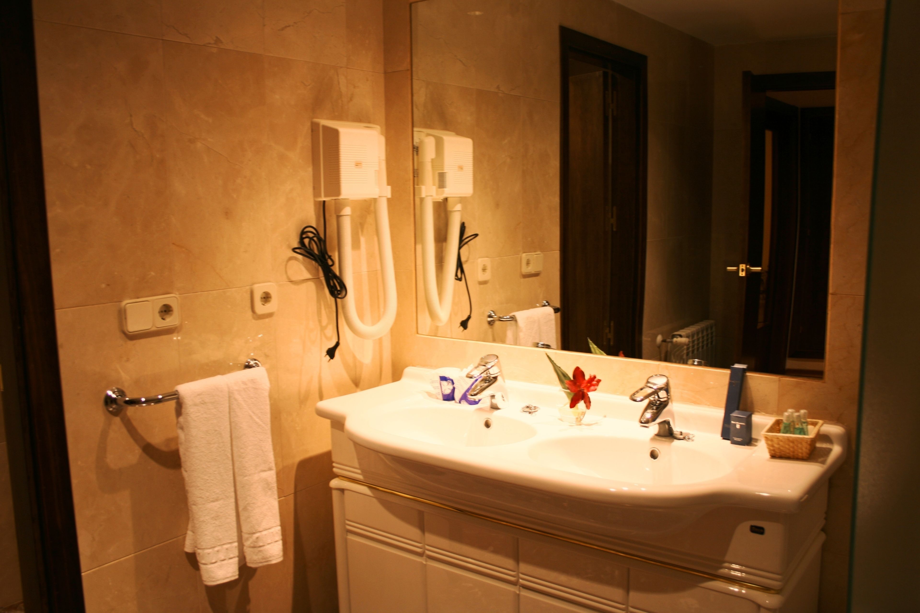 combined shower/bathtub, hair dryer, bidet, towels