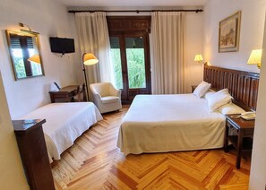 Triple Room (2 adults + 2 children) | Desk, soundproofing, free WiFi, bed sheets
