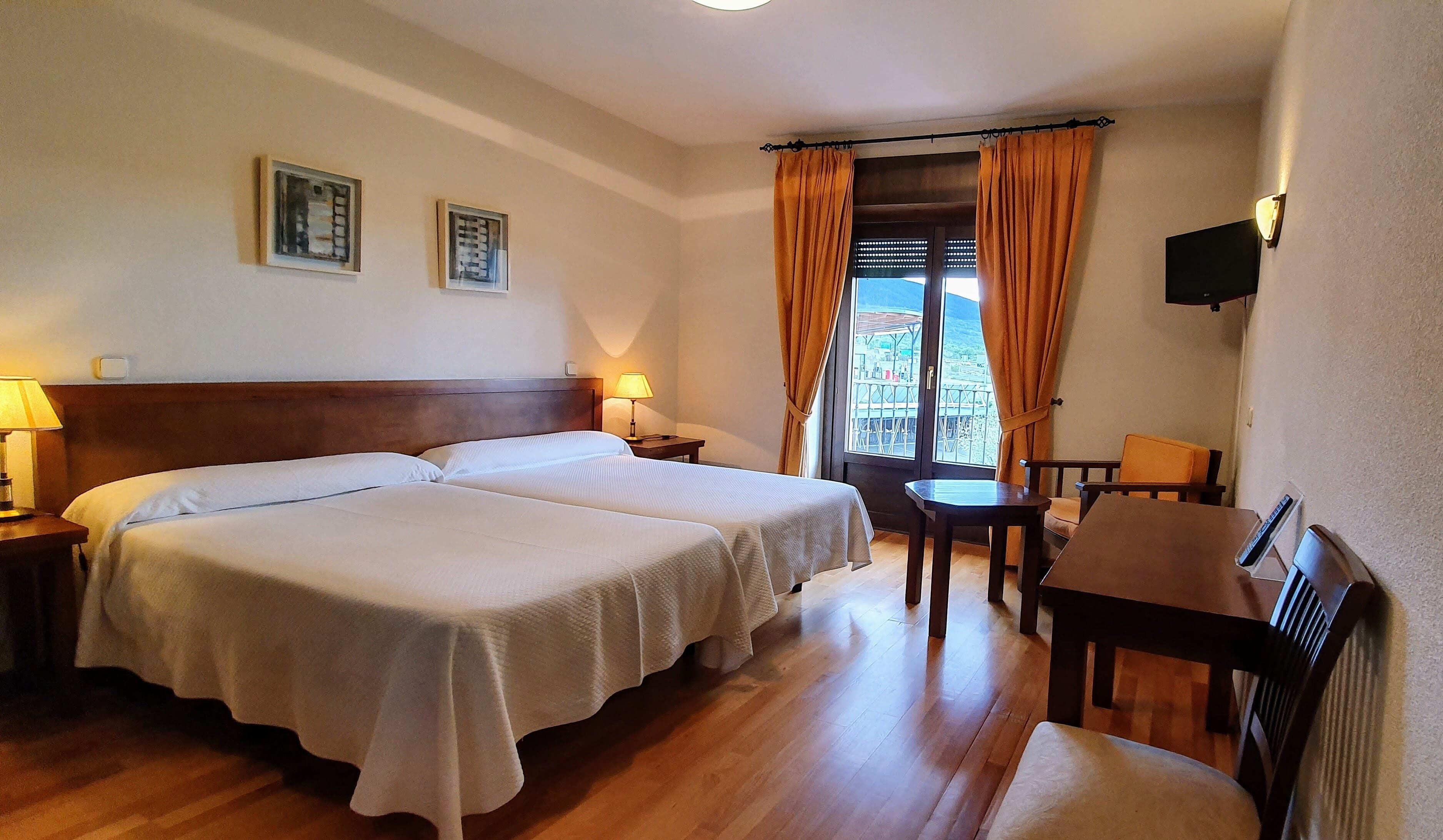 superior double or twin room | desk, soundproofing, free wifi, bed sheets