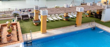 Ulkouima-allas avoinna 10.00–21.00, aurinkovarjoja, aurinkotuoleja