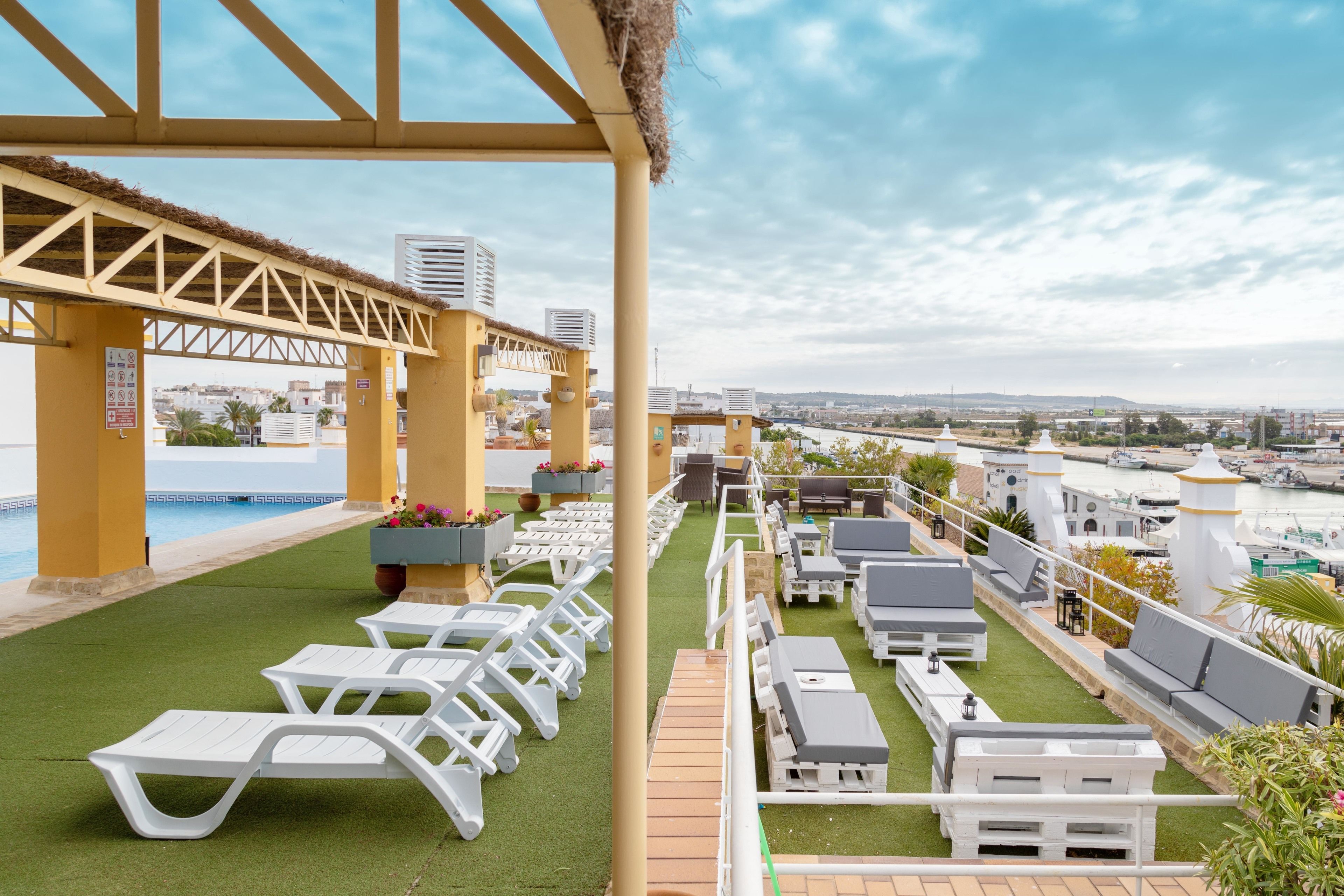 Una piscina al aire libre (de 10:00 a 21:00), sombrillas, tumbonas