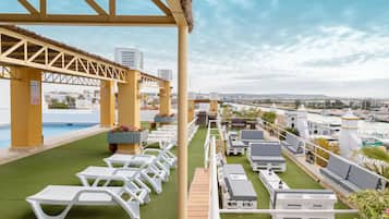 Una piscina al aire libre (de 10:00 a 21:00), sombrillas, tumbonas