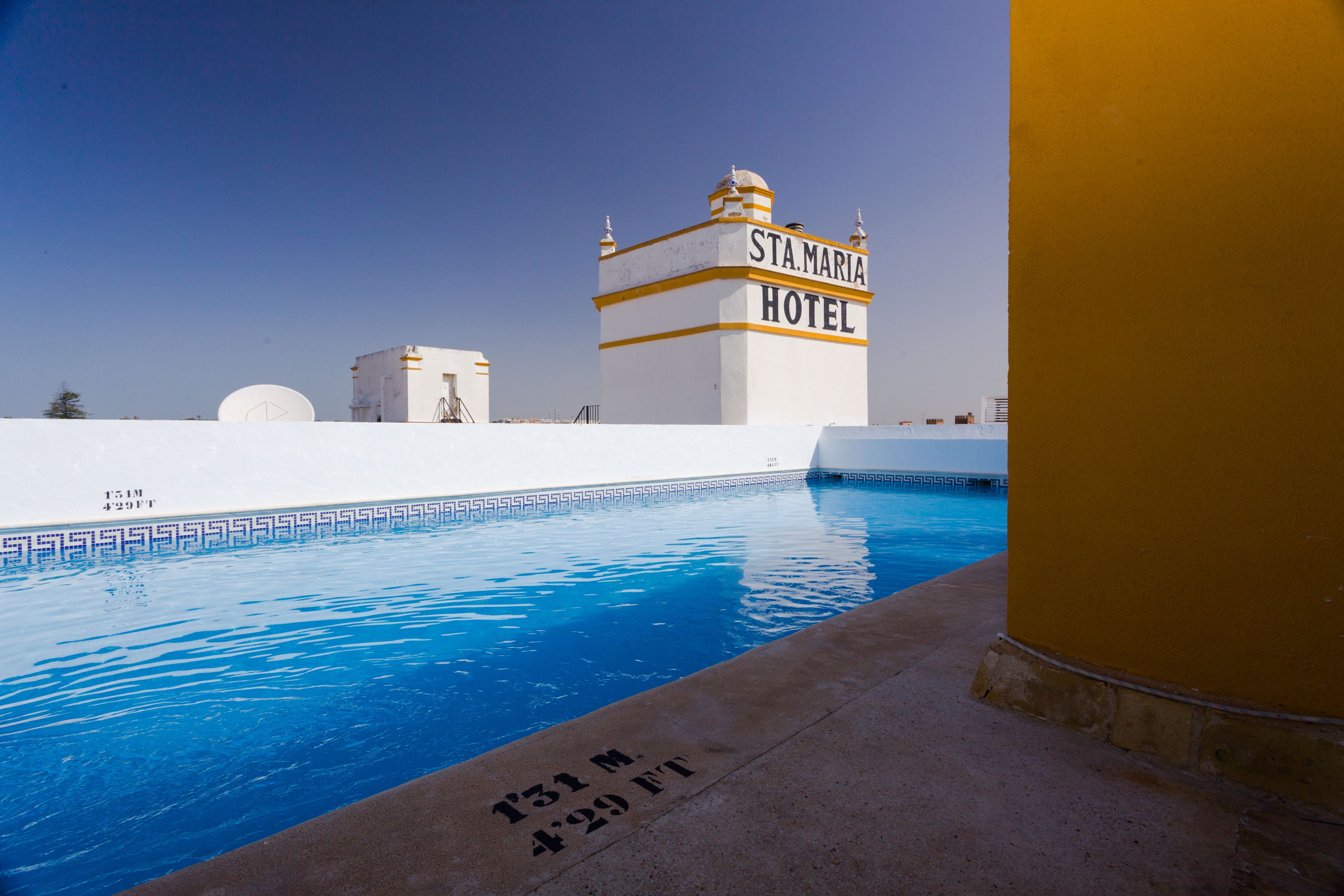 Una piscina al aire libre (de 10:00 a 21:00), sombrillas, tumbonas