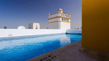 حمّام سباحة خارجي، مظلات على حمّام السباحة، مقاعد للتشمس