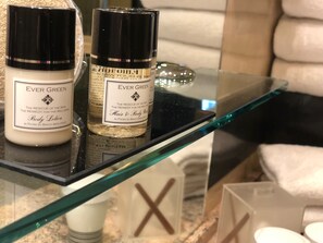 ห้องซูพีเรีย | สิ่งอำนวยความสะดวกในห้องน้ำ | ของใช้ในห้องน้ำฟรี, ไดร์เป่าผม, เสื้อคลุมอาบน้ำ, รองเท้าสวมภายในห้อง