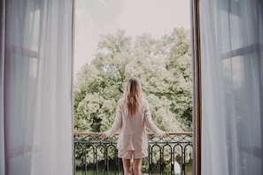 Suite Junior, en bord de lac | Literie de qualité supérieure, minibar, coffres-forts dans les chambres