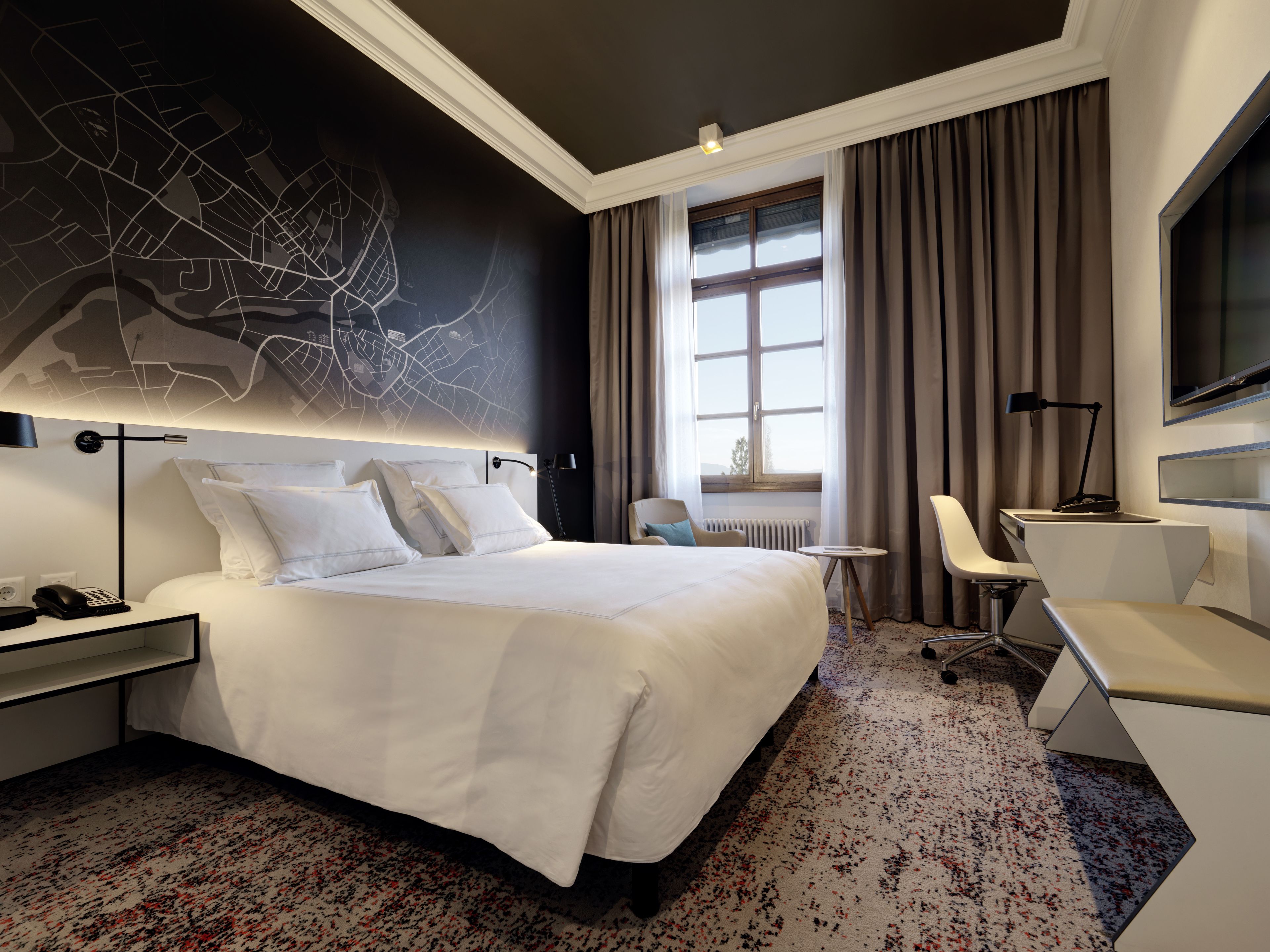 premium room, lakeside | 1 bedroom, premium bedding, minibar, in-room safe