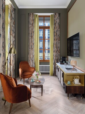 Junior Suite (Traveller) | Living area | LED TV, DVD player