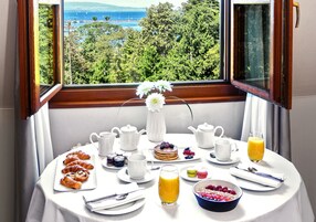 尊荣客房, 湖畔 | 高档床上用品、迷你吧、客房内保险箱、遮光窗帘