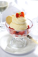 供应早餐、午餐和晚餐，时尚欧洲菜