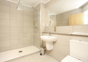 Douche, articles de toilette gratuits, sĂšche-cheveux