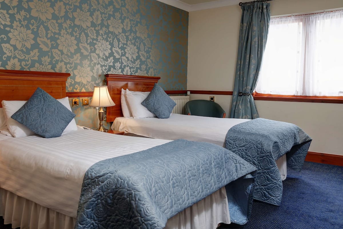 Standard Room, 2 Twin Beds, Non Smoking | Desk, iron/ironing board, free WiFi, bed sheets