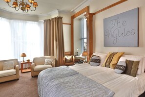 Habitación ejecutiva, varias camas, no fumadores | Escritorio, tabla de planchar con plancha, wifi gratis y ropa de cama