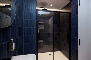 Compact Double | Bagno | Doccia, set di cortesia gratuito, asciugacapelli, asciugamani