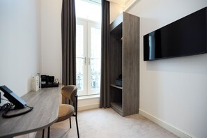 Dubbelrum | Allergitestade sängkläder och värdeförvaringsskåp på rummet