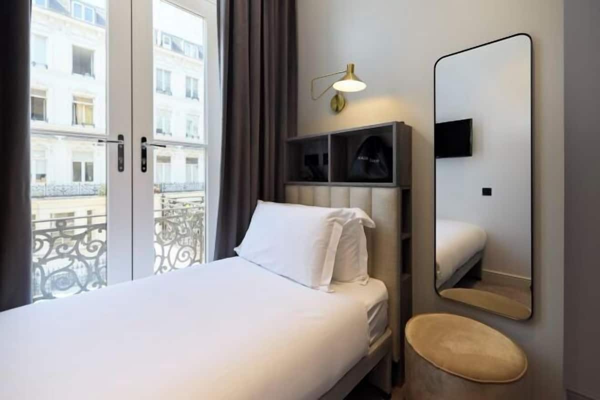 Hypo-allergenic bedding available, in-room safe, desk, blackout drapes
