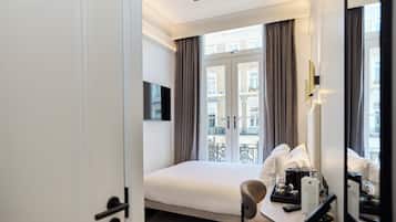Compact Double | Hypo-allergenic bedding, in-room safe, individually decorated