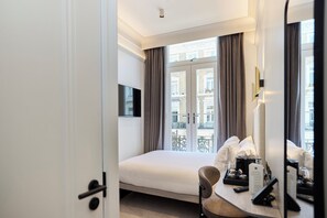 Compact Double | Allergiatestatut vuodevaatteet, tallelokero huoneessa