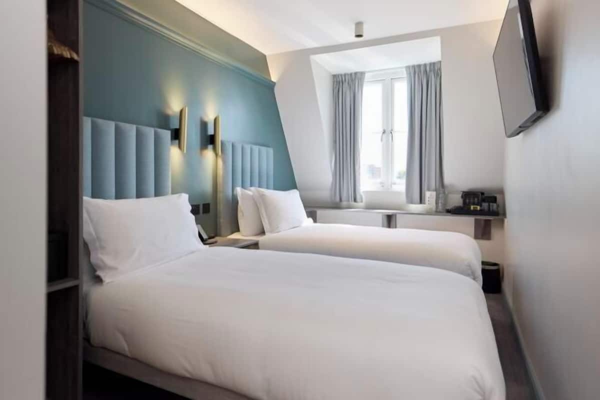 Hypo-allergenic bedding available, in-room safe, desk, blackout drapes