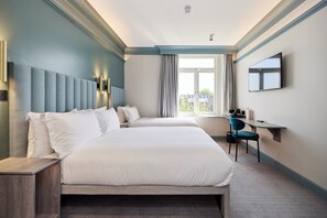 Trippelrum | Allergitestade sängkläder och värdeförvaringsskåp på rummet