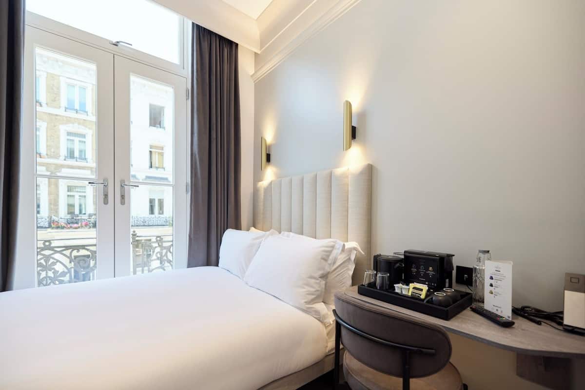 Compact Double | Hypo-allergenic bedding available, in-room safe, desk, blackout drapes