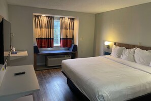 In-room safe, desk, soundproofing, iron/ironing board - Microtel Inn by Wyndham Atlanta Airport (College Park)