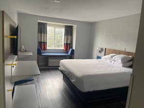 Zimmer, 1 Queen-Bett, Nichtraucher | Zimmersafe, Schreibtisch, schallisolierte Zimmer, Bügeleisen/Bügelbrett
