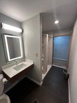 Combined shower/bathtub, hair dryer, towels