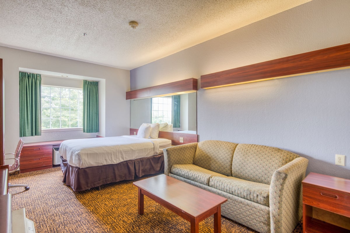Quarto premium, 1 cama Queen | 1 quarto, escrivaninha, ferros/tábuas de passar roupa, Wi-Fi de cortesia