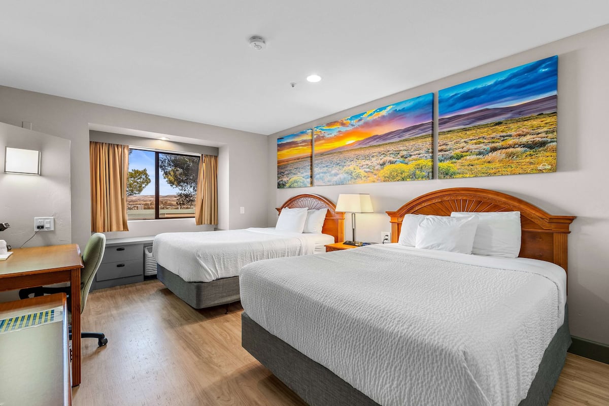 desk, laptop workspace, blackout curtains, free cots/infant beds