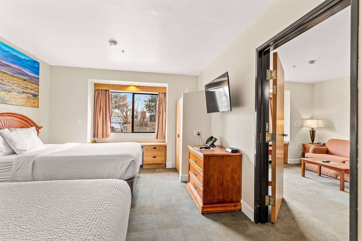Suite, 1 Schlafzimmer, Nichtraucher (2 Queen Beds) | Schreibtisch, laptopgeeigneter Arbeitsplatz, Verdunkelungsvorhänge
