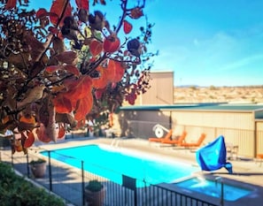Piscine extérieure (ouverte en saison), parasols de plage