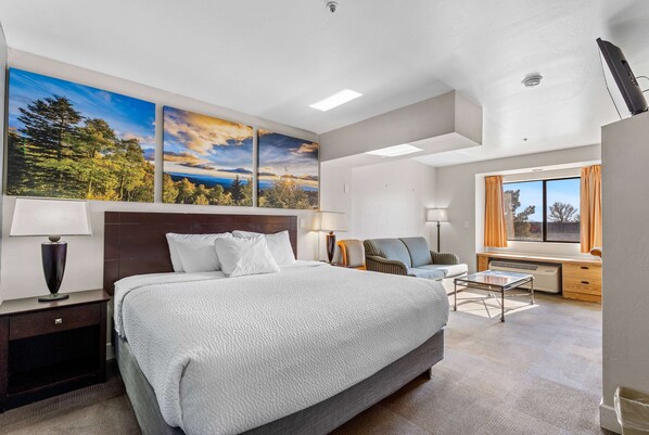 开间套房, 1 张特大床, 无烟房 | 办公桌、笔记本电脑工作区、遮光窗帘、免费婴儿床