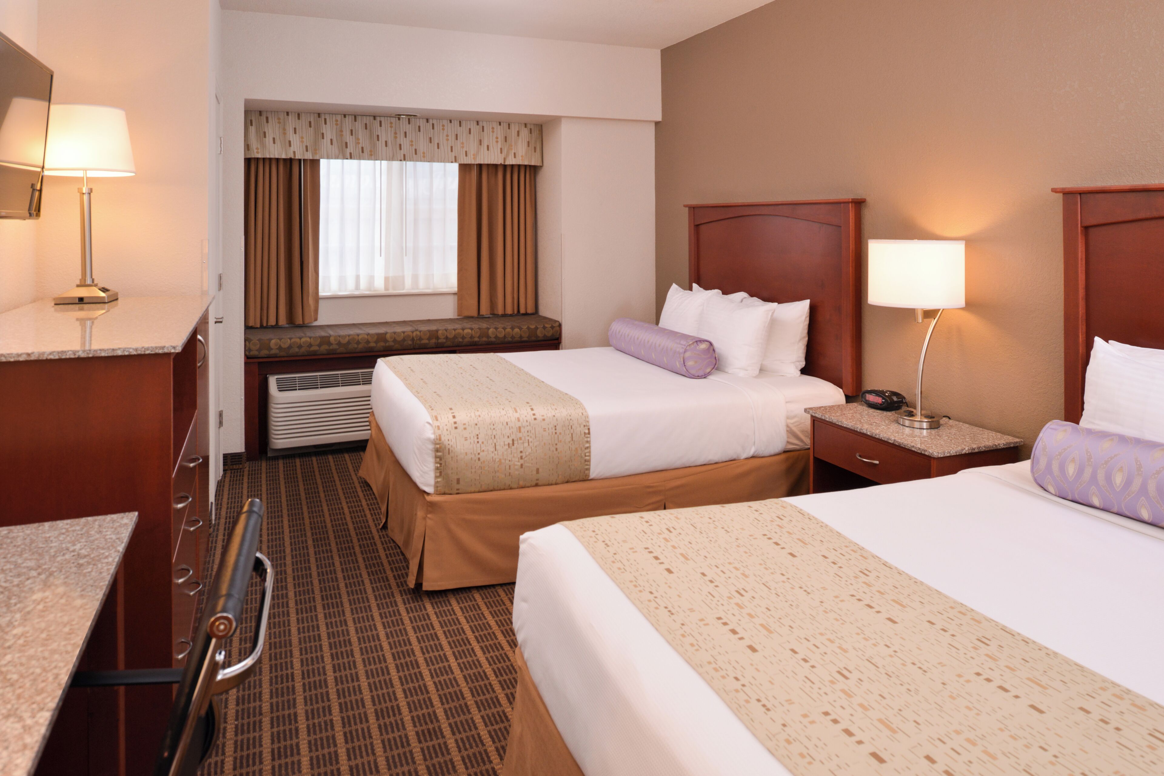 Schreibtisch, laptopgeeigneter Arbeitsplatz, Verdunkelungsvorhänge